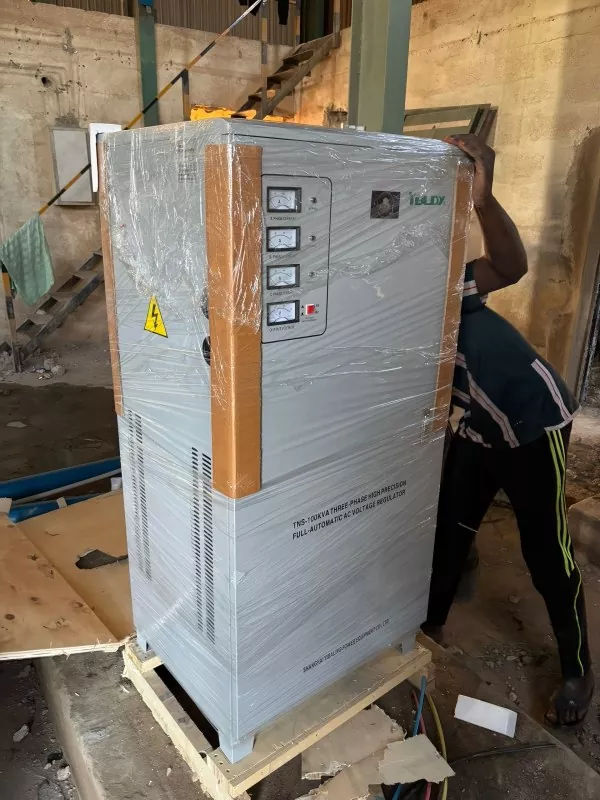 Tại sao cần có bộ điều chỉnh điện áp xoay chiều hoàn toàn tự động dòng TNS ba pha?